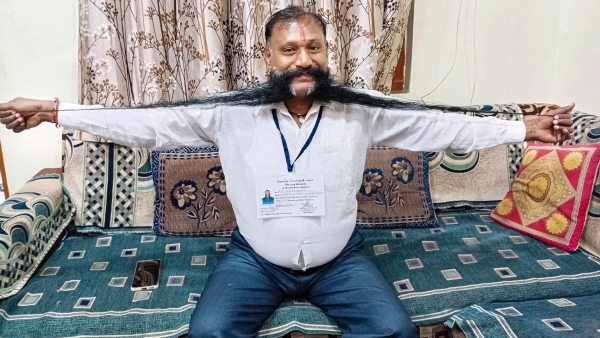 2.5 ফুটের লম্বা গোঁফ! 