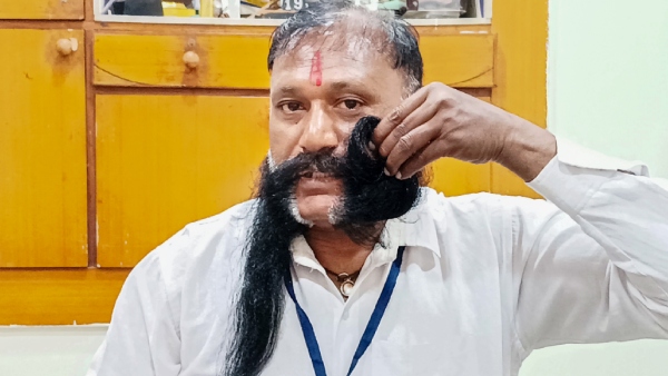 গোঁফ দেখেই আমাকে চেনে