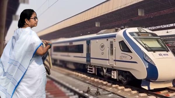 মঞ্চের পিছনে দাঁড়িয়েই বক্তব্য রাখেন মমতা