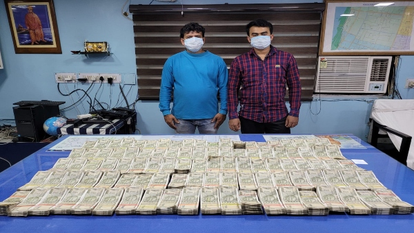 অবাক-কাণ্ড! ফের যকের ধন কলকাতায়, বাবা-ছেলের কাছ থেকে উদ্ধার নগদ ৫০ লক্ষ অবাক-কাণ্ড! ফের যকের ধন কলকাতায়, বাবা-ছেলের কাছ থেকে উদ্ধার নগদ ৫০ লক্ষ