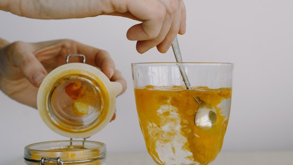 ধ্যানের সময় হাতে হলুদ রাখুন