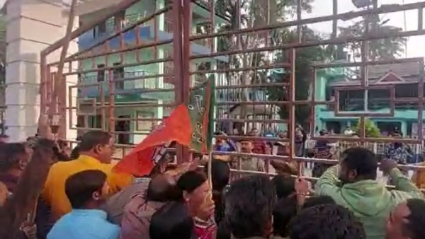 পুলিশ গোটা পরিস্থিতি নিয়ন্ত্রণে আনে