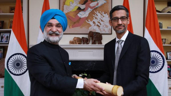 পিচাইকে সম্মাননা প্রদান