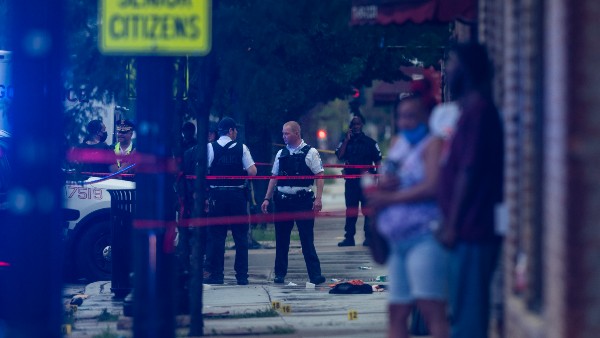 বন্দুকবাজ একটি চলন্ত গাড়ি থেকে হঠাত করেই এলোপাথাড়ি গুলি চালাতে শুরু করে বন্দুকবাজ একটি চলন্ত গাড়ি থেকে হঠাত করেই এলোপাথাড়ি গুলি চালাতে শুরু করে