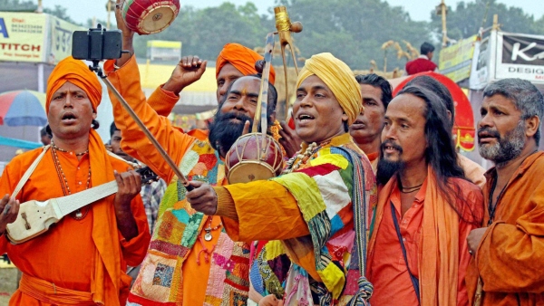 Poush Mela: মেলা মাঠে পৌষ মেলার অনুমতি দিল না হাইকোর্ট, উপাচার্যের গাড়ির সামনে বিক্ষোভ পড়ুয়াদের Poush Mela: মেলা মাঠে পৌষ মেলার অনুমতি দিল না হাইকোর্ট, উপাচার্যের গাড়ির সামনে বিক্ষোভ পড়ুয়াদের