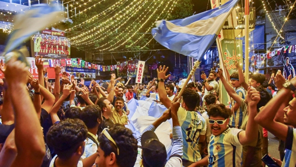 বিশ্বকাপ ফাইনাল ঘিরে উত্তেজনার চোরাস্রোত শৈলশহর দার্জিলিংয়ে, তৈরি তিলোত্তমাও,কিছুটা ব্যতিক্রমী চিত্র চন্দননগরে