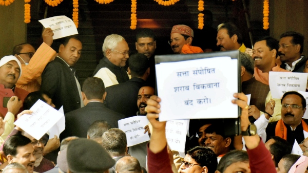 নীতীশকে কেন্দ্র করে বারবার উত্তাল বিধানসভা
