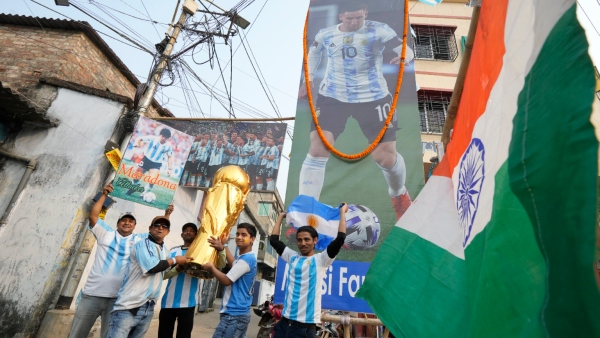 বিশ্বকাপ ফাইনাল ঘিরে উত্তেজনার চোরাস্রোত শৈলশহর দার্জিলিংয়ে, তৈরি তিলোত্তমাও,কিছুটা ব্যতিক্রমী চিত্র চন্দননগরে