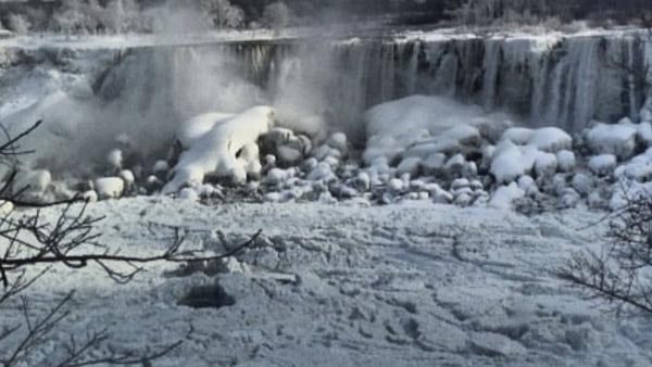 একেবারে মোটা বরফে জমে গিয়েছে। একেবারে মোটা বরফে জমে গিয়েছে।