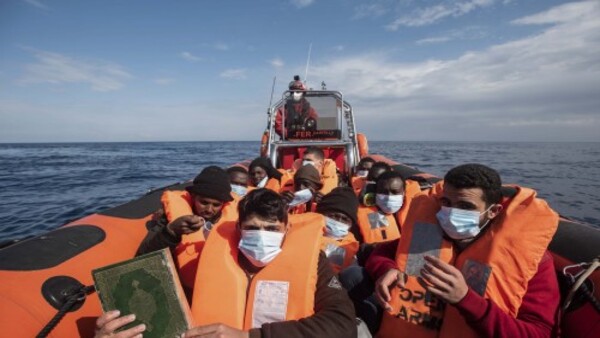 নৌকায় ইউরোপ পৌঁছনোর চেষ্টায় মৃত্যু বহু মানুষের নৌকায় ইউরোপ পৌঁছনোর চেষ্টায় মৃত্যু বহু মানুষের