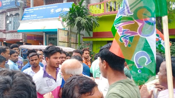 পঞ্চায়েত সদস্যের বাড়িতে দুর্ব্যবহারে অবরোধ পঞ্চায়েত সদস্যের বাড়িতে দুর্ব্যবহারে অবরোধ