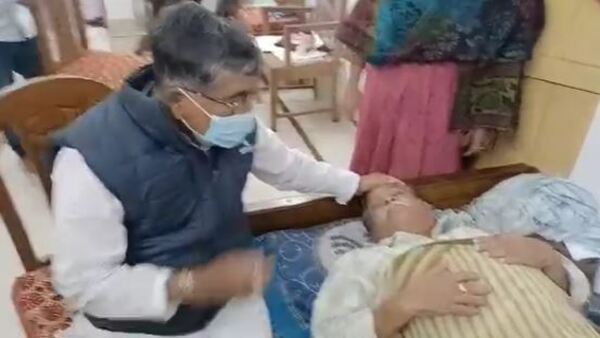 আক্রান্তের বাড়িতে তৃণমূল বিধায়ক আক্রান্তের বাড়িতে তৃণমূল বিধায়ক