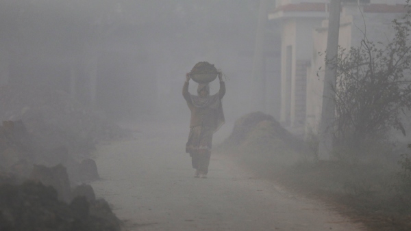 কোথাও বৃষ্টি, কোথাও ঘন কুয়াশা কোথাও বৃষ্টি, কোথাও ঘন কুয়াশা