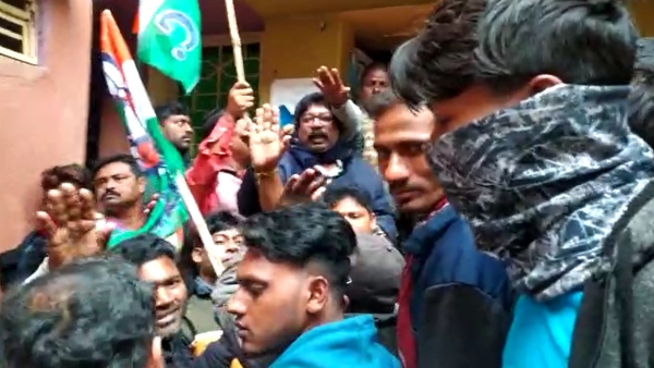 অভিষেকের কেন্দ্র অশান্তি