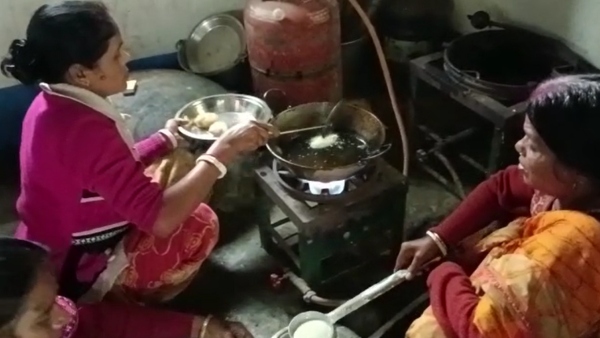 আলিপুরদুয়ার স্কুলে পিঠে-পুলি আলিপুরদুয়ার স্কুলে পিঠে-পুলি