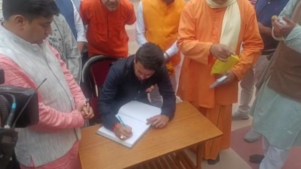 বিবেকানন্দের বাড়িতে অনুরাগ ঠাকুর