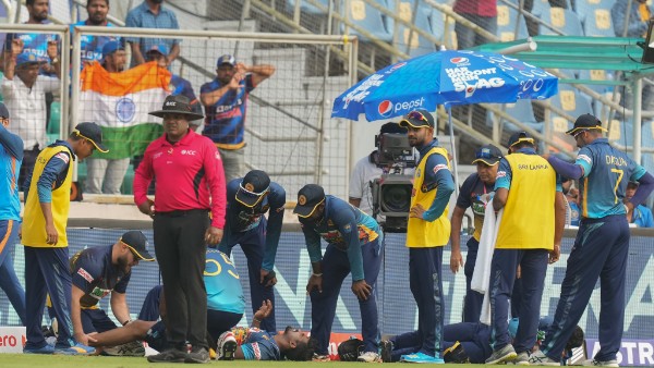 বাউন্ডারি বাঁচাতে গিয়ে সংঘর্ষ তৃতীয় একদিনের ম্যাচে স্ট্রেচারে করে মাঠ ছাড়েন শ্রীলঙ্কার এই ক্রিকেটার বাউন্ডারি বাঁচাতে গিয়ে সংঘর্ষ তৃতীয় একদিনের ম্যাচে স্ট্রেচারে করে মাঠ ছাড়েন শ্রীলঙ্কার এই ক্রিকেটার