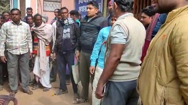 টাকার বিনিময়ে দলে অযোগ্যদের পদ টাকার বিনিময়ে দলে অযোগ্যদের পদ