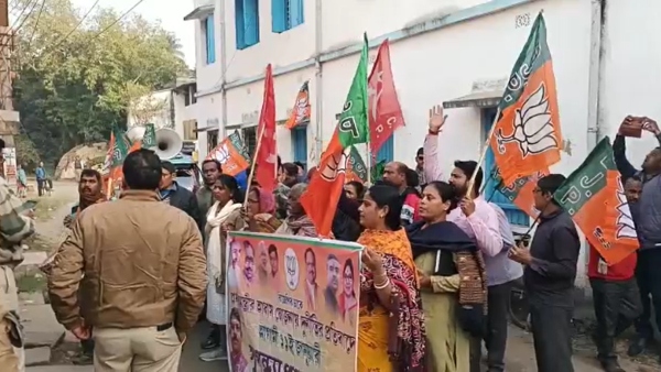 একসঙ্গে দলীয় পতাকা হাতে নিয়ে মিছিল একসঙ্গে দলীয় পতাকা হাতে নিয়ে মিছিল