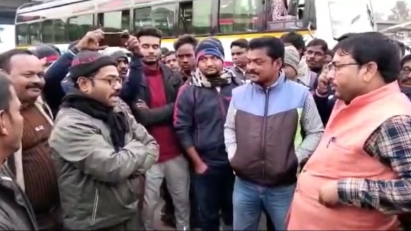 টোটো চালকদের প্রতিবাদ টোটো চালকদের প্রতিবাদ