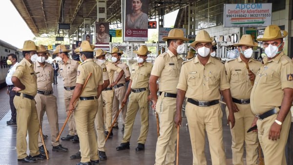 বিজেপি শাসিত রাজ্যে রাজধানীতে ভয়াবহ ঘটনা! রেল স্টেশনে ড্রামের মধ্যে মিলল মহিলার পচাগলা দেহ বিজেপি শাসিত রাজ্যে রাজধানীতে ভয়াবহ ঘটনা! রেল স্টেশনে ড্রামের মধ্যে মিলল মহিলার পচাগলা দেহ