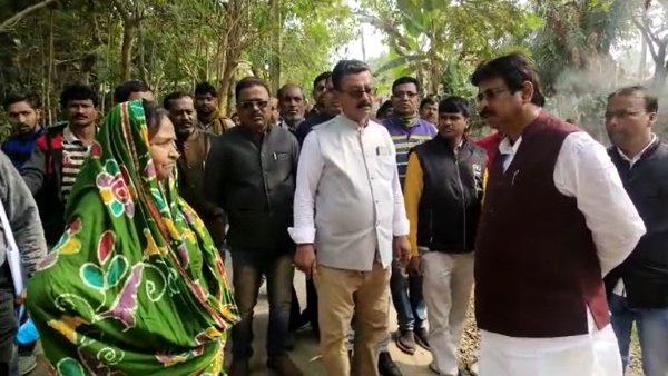 গ্রামবাসী তাঁকে ছুড়ে দিলেন সেই প্রশ্নটাই
