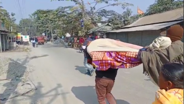 মায়ের দেহ কাঁধে নিয়ে শ্মশানে ছেলে