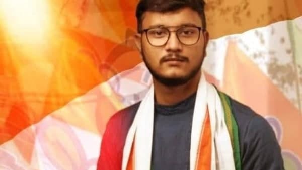 একই অবস্থা দলের যুব নেতা দেবাংশুরও 