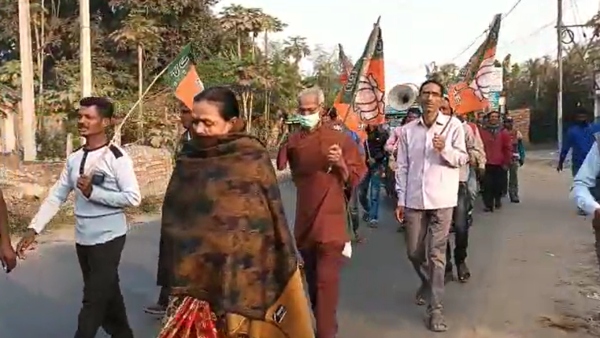সিপিএমের পতাকাগুলি কেড়ে নেন এক কর্মী সিপিএমের পতাকাগুলি কেড়ে নেন এক কর্মী