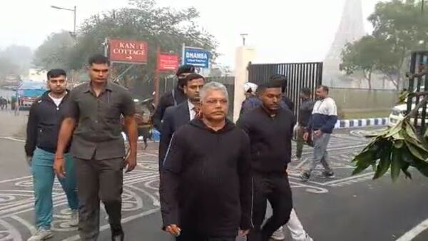 নেতাজিকে নিয়ে প্রতিযোগিতা 