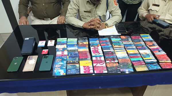 উদ্ধার প্রচুর কার্ড, মোবাইল