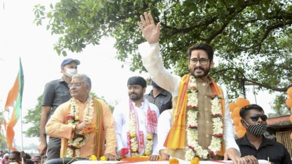 দেব টাকা নিয়েছেন দেব টাকা নিয়েছেন