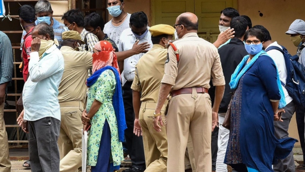 লাঠি-ধারালো অস্ত্রদিয়ে একেরপর এক কোপ, দিনের আলোয় প্রকাশ্যে নারকীয় হত্যাকাণ্ড হায়দরাবাদে লাঠি-ধারালো অস্ত্রদিয়ে একেরপর এক কোপ, দিনের আলোয় প্রকাশ্যে নারকীয় হত্যাকাণ্ড হায়দরাবাদে