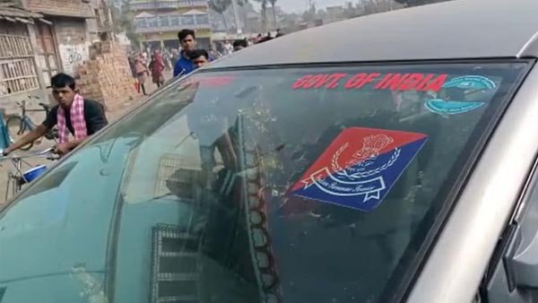 জাকির হোসেনের বাড়িতে হানা দেন তদন্তকারীরা 