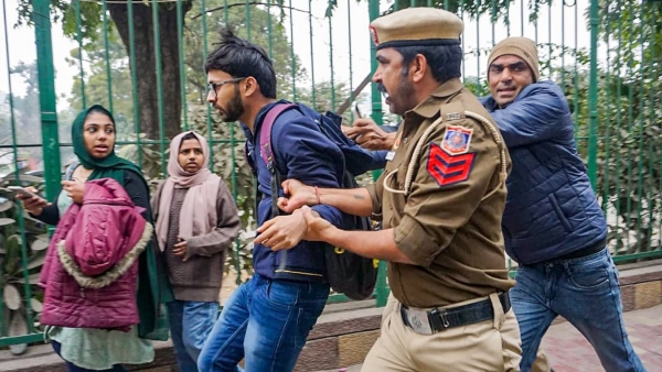 ৭০ জনেরও বেশি পড়ুয়াকে আটক