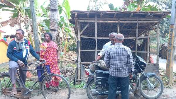 গ্রামের বাড়ির সামনে ভিড় স্থানীয়দের গ্রামের বাড়ির সামনে ভিড় স্থানীয়দের