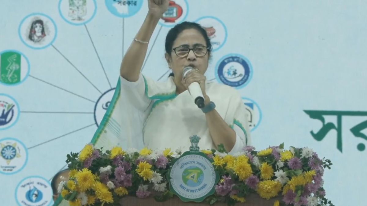 মোদী সরকার হিংসুটে! একদিন বাংলাকে সেলাম জানাতে হবেই, একহাত নিলেন মমতা মোদী সরকার হিংসুটে! একদিন বাংলাকে সেলাম জানাতে হবেই, একহাত নিলেন মমতা
