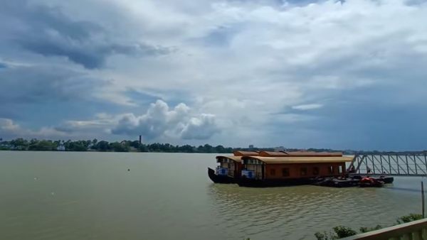 হাউসবোটে বেড়ানোর সুযোগ হাউসবোটে বেড়ানোর সুযোগ