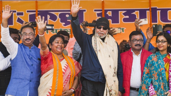 বিতর্ক চড়ালেন মিঠুন