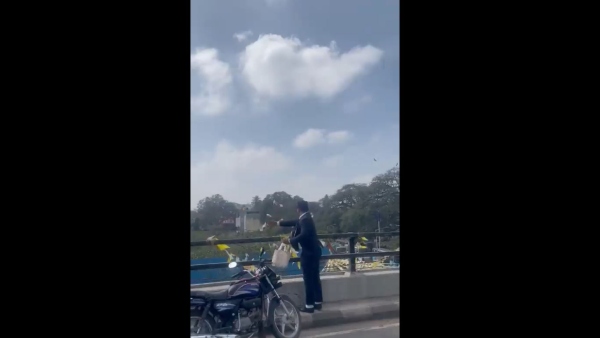 উড়ালপুল থেকে টাকা ছড়ানোর পর উধাও 