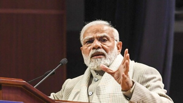 স্থানীয় ভাষায় জোর দিয়েছিলেন প্রধানমন্ত্রী