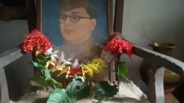 নেতাজি টেনে নিয়েছিলেন একটি কাঠের চেয়ার 