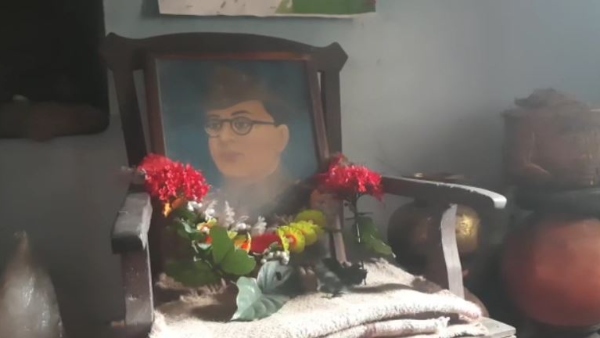 চেয়ারে নেতাজির ছবি রেখে নিত্য পূজার্চনা চলে