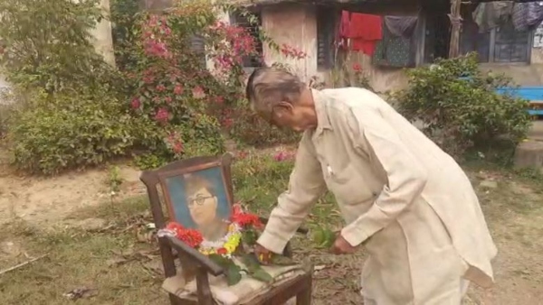 বিড়রা গ্রামের বটতলায় হুডখোলা গাড়ি থেকে নেমে বক্তৃতা 