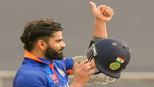 কোহলিরা পৌঁছে গেলেন হায়দরাবাদে কোহলিরা পৌঁছে গেলেন হায়দরাবাদে