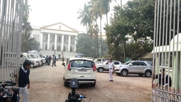 অন্য ধরণের ছবিরই সাক্ষী থাকল রাজভবন অন্য ধরণের ছবিরই সাক্ষী থাকল রাজভবন