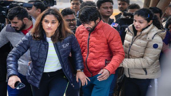 কুস্তিগীরদের পাশে অনুরাগ