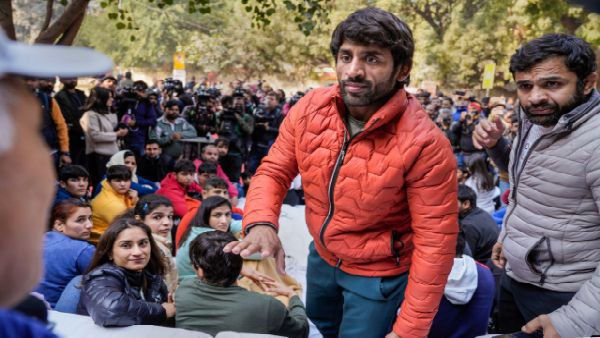 কুস্তিগীরদের ধর্নার দ্বিতীয় দিন কুস্তিগীরদের ধর্নার দ্বিতীয় দিন