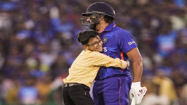 রোহিতের ব্যাটিংয়ের সময় ছুটে গিয়ে জড়িয়ে ধরল কিশোর ভক্ত রোহিতের ব্যাটিংয়ের সময় ছুটে গিয়ে জড়িয়ে ধরল কিশোর ভক্ত