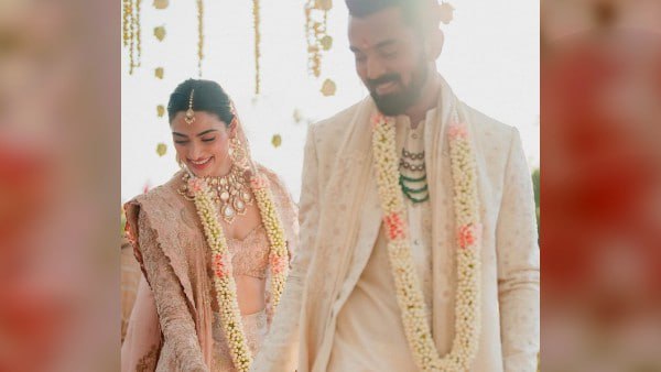 সোশ্যাল মিডিয়ায় প্রথম ছবি সোশ্যাল মিডিয়ায় প্রথম ছবি